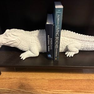 Alligator book ends